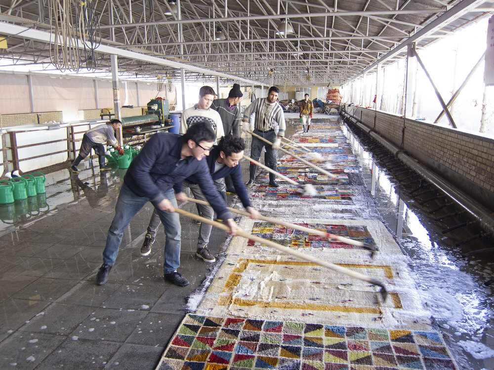 工房でギャッベを水洗いしている様子