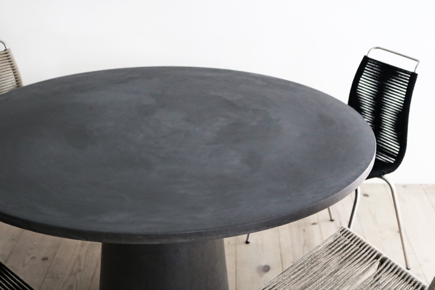 モールテックス天板のクローズアップ。職人が仕上げたコンクリート調グレー表面の質感