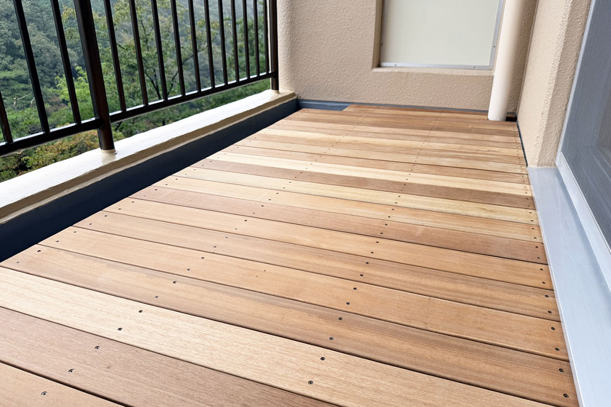 ウッドデッキとガーデンファニチャー