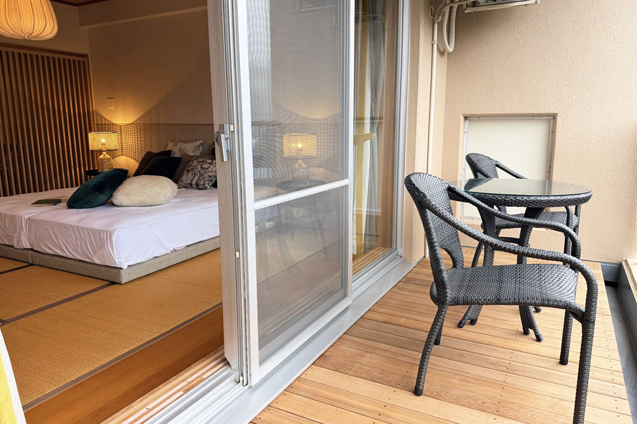 ウッドデッキとガーデンファニチャー